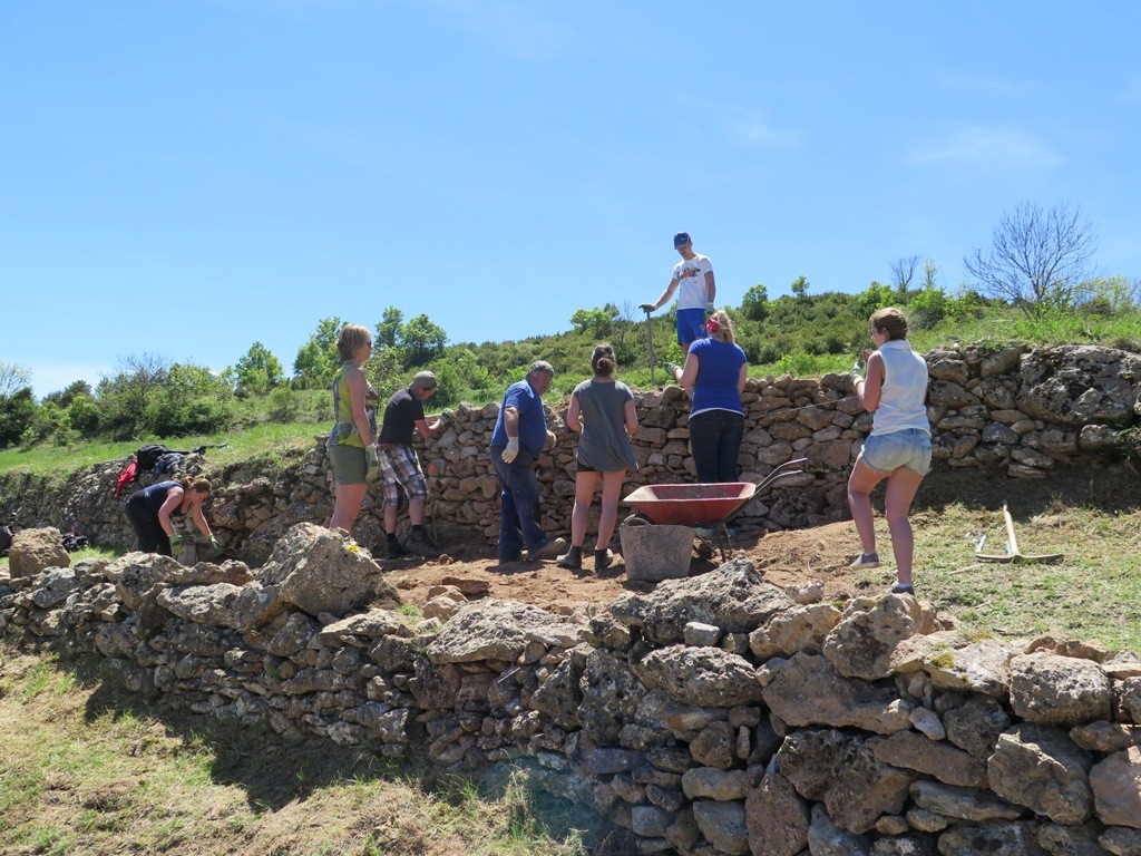 Universitaris holandesos tornen a participar en un camp de treball per recuperar camins del Cinquè Llac